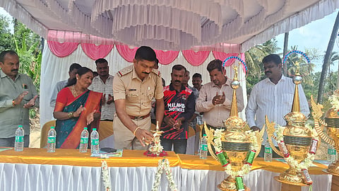 ಮಾಲಂಬಿ ಬ್ರದರ್ಸ್ ವತಿಯಿಂದ ಆಯೋಜಿಸಿದ್ದ ವಾಲಿಬಾಲ್ ಕ್ರೀಡಾಕೂಟವನ್ನು ಪೊಲೀಸ್ ವೃತ್ತ ನಿರೀಕ್ಷಕ ಕೃಷ್ಣರಾಜ್ ಉದ್ಘಾಟಿಸಿದರು. ಪ್ರಸನ್ನಕುಮಾರ್, ಅಶೋಕ್, ಸುರೇಶ್, ಜಯಕುಮಾರ್ ಇತರರು ಇದ್ದರು.