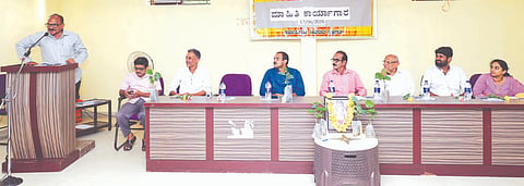 ಸಿದ್ದಾಪುರ ತಾಲೂಕಿನ ತಾರೇಹಳ್ಳಿ-ಕಾನಸೂರು ಸಂಘದಲ್ಲಿ ಆಯೋಜಿಸಿದ್ದ ಆಧುನಿಕ ಕೃಷಿ ಕಾರ್ಯಾಗಾರದಲ್ಲಿ ಶಿವಾನಂದ ಕಳವೆ ಮಾತನಾಡಿದರು. ಗುರುನಾಥ ಹೆಗಡೆ, ಸುಜಯ್ ಭಟ್, ಸೀಮಾ ಭಟ್ಟ, ಹರಿನಾರಾಯಣ ಭಟ್ಟ ಇತರರಿದ್ದರು.