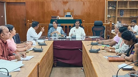 ಮಂಡ್ಯದಲ್ಲಿ ಜಿಲ್ಲಾಧಿಕಾರಿ ಡಾ.ಕುಮಾರ ಅಧ್ಯಕ್ಷತೆಯಲ್ಲಿ ಕೃಷಿ ಯೋಜನೆಗಳ ಪ್ರಗತಿ ಪರಿಶೀಲನಾ ಸಭೆ ಆಯೋಜಿಸಲಾಗಿತ್ತು.