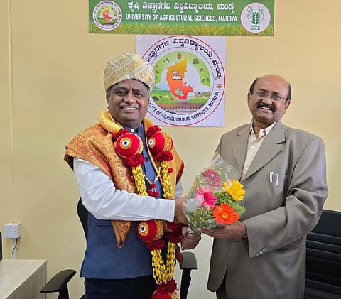 ಮಂಡ್ಯ ತಾಲೂಕು ವಿ.ಸಿ ಫಾರ್ಮ್‌ನಲ್ಲಿರುವ ಕೃಷಿ ವಿಶ್ವವಿದ್ಯಾನಿಲಯದ ನೂತನ ಕುಲಪತಿ ಡಾ.ಕೆ.ಸಿ.ನಾರಾಯಣಸ್ವಾಮಿ ಅವರಿಗೆ  ಡಾ.ಕೆ.ಎಂ.ಹರಿಣಿಕುಮಾರ್ ಅಧಿಕಾರ ಹಸ್ತಾಂತರಿಸಿದರು.
