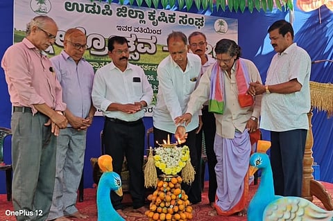 ಉಡುಪಿಯ ಹಿರಿಯಡ್ಕದ ಕುದಿ ಫಾಮ್​ರ್ನಲ್ಲಿ ಆಯೋಜಿಸಿದ್ದ ಕ್ಷೇತ್ರೋತ್ಸವವನ್ನು ಗುರುರಾಜ ತಂತ್ರಿ ಉದ್ಘಾಟಿಸಿದರು. ಕುದಿ ಶ್ರೀನಿವಾಸ ಭಟ್​, ರಾಮಕೃಷ್ಣ ಶರ್ಮ ಬಂಟಕಲ್ಲು, ಶ್ರೀನಿವಾಸ ಬಲ್ಲಾಳ್​,  ಮಲ್ಲಂಪಳ್ಳಿ, ದಿನೇಶ್​ ಶೆಟ್ಟಿ ಹೆರ್ಗ ಇತರರಿದ್ದರು.