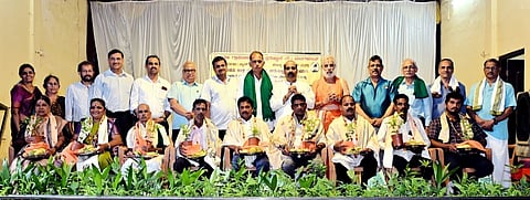 ಉಡುಪಿಯಲ್ಲಿ ಆಯೋಜಿಸಿದ್ದ ಸಮಗ್ರ ಕೃಷಿ ಮಾಹಿತಿ ಕಾರ್ಯಕ್ರಮದಲ್ಲಿ ಸಾಧಕ ಕೃಇಕರನ್ನು ಸನ್ಮಾನಿಸಲಾಯಿತು. ಕೆ. ರಘುಪತಿ ಭಟ್​, ನಾಗರಾಜ್​ ಕೆದ್ಲಾಯ, ಪಿ.ಎನ್​. ಶಶಿಧರ್​ ರಾವ್​, ಕೃಷ್ಣರಾಜ್​ ಭಟ್​, ವಾದಿರಾಜ್​ ಭಟ್​, ಸಂದೀಪ್​ ಮಂಜ, ರಾಮಕೃಷ್ಣ ಶರ್ಮ ಬಂಟಕಲ್ಲು, ಕುದಿ ಶ್ರೀನಿವಾಸ ಭಟ್​. ಡಾ. ಬಿ.ಧನಂಜಯ್​, ಮಮತಾ, ಆಶಾ ಭಟ್​, ಪ್ರಿಯಂವದಾ ಐತಾಳ್​ ಇದ್ದರು.