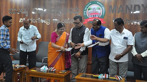 ಮಂಡ್ಯ ವಿಶ್ವವಿದ್ಯಾನಿಲಯದ ಸಿಂಡಿಕೇಟ್ ಸಭಾಂಗಣದಲ್ಲಿ ಕೃತಿ ಬಿಡುಗಡೆ ಸಮಾರಂಭ ಆಯೋಜಿಸಲಾಗಿತ್ತು.