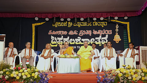 ನೆಲ್ಲಿಕುಂಜೆ ಕ್ಷೇತ್ರ ಬ್ರಹ್ಮಲಶೋತ್ಸವ ಧಾರ್ಮಿಕ ಸಭೆಯಲ್ಲಿ ಒಡಿಯೂರು ಶ್ರೀ ಆಶೀರ್ವಚನ ನೀಡಿದರು. ಮಾಣಿಲ ಶ್ರೀಧಾಮದ ಶ್ರೀ ಮೋಹನದಾಸ ಸ್ವಾಮೀಜಿ, ಬ್ರಹ್ಮಕಲಶೋತ್ಸವ ಸಮಿತಿ ಅಧ್ಯಕ್ಷ ರಮಾನಾಥ ರೈ ಮೇಗಿನಕಡಾರು ಮೊದಲಾದವರಿದ್ದರು.