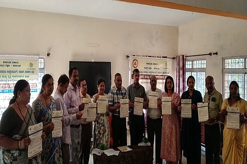  ಕೂಡಿಗೆ ಡಯಟ್ ಸಂಸ್ಥೆಯಲ್ಲಿ ವೃತ್ತಿ ಮಾರ್ಗದರ್ಶನ ಮೇಳದ ಕುರಿತು ಡಯಟ್ ಪ್ರಾಂಶುಪಾಲ ರಾಮಚಂದ್ರರಾಜೇ ಅರಸ್ ವೃತ್ತಿಮೇಳದ ಕರಪತ್ರ ಬಿಡುಗಡೆ ಮಾಡಿದರು. ಎಚ್.ಎಚ್.ಸತೀಶ್, ಸೌಮ್ಯ ಪೊನ್ನಪ್ಪ, ಟಿ.ಜಿ. ಪ್ರೇಮಕುಮಾರ್, ಎಸ್.ಶರ್ಮಿಳ, ಮಂಜುನಾಥ್, ಇಂದ್ರೇಶ್ ಇತರರು ಇದ್ದರು.