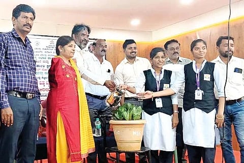 ಕೂಡ್ಲಿಗಿ ಶ್ರೀಮತಿ ಅಂಗಡಿ ವೀರಮ್ಮ ತಿರುಕಪ್ಪ ಸರ್ಕಾರಿ ಪ್ರಥಮ ದರ್ಜೆ ಕಾಲೇಜಿನಲ್ಲಿ ಏಡ್ಸ್-ಅಂಗವಿಕಲರ ದಿನಾಚರಣೆ ಹಾಗೂ ರಕ್ತದಾನ ಶಿಬಿರ ಕಾರ್ಯಕ್ರಮಕ್ಕೆ ಟಿಎಚ್‌ಒ ಡಾ.ಎಸ್.ಪಿ.ಪ್ರದೀಪ್ ಚಾಲನೆ ನೀಡಿದರು. ಪಪಂ ಅಧ್ಯಕ್ಷ ಕಾವಲಿ ಶಿವಪ್ಪನಾಯಕ, ಜಿಲ್ಲಾ ಎಚ್‌ಐವಿ, ಏಡ್ಸ್ ನಿಯಂತ್ರಣ ಮತ್ತು ನಿರ್ವಾಹಕ ಘಟಕ ಮೇಲ್ವಿಚಾರಕ ಗಿರೀಶ್, ಪ್ರಾಚಾರ್ಯ ಎಸ್.ಷಣ್ಮುಖನ ಗೌಡ, ಕಸಾಪ ತಾಲೂಕು ಅಧ್ಯಕ್ಷ ವೀರೇಶ ಅಂಗಡಿ ಇತರರಿದ್ದರು.