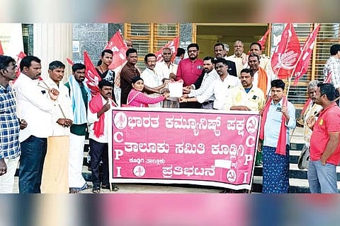 ಕೂಡ್ಲಿಗಿ ತಹಸಿಲ್ ಕಚೇರಿಯ ಶಿರಸ್ತೇದಾರ್ ಎಸ್.ಚಂದ್ರಶೇಖರ ಅವರಿಗೆ ಸಿಪಿಐ ತಾಲೂಕು ಪದಾಧಿಕಾರಿಗಳು ಮನವಿ ಸಲ್ಲಿಸಿದರು. ಸಿಪಿಐ ಮಾಜಿ ಜಿಲ್ಲಾ ಕಾರ್ಯದರ್ಶಿ ಎಚ್.ವೀರಣ್ಣ, ಸಿಪಿಐ ತಾಲೂಕು ಕಾರ್ಯದರ್ಶಿ ಕರಿಯಪ್ಪ, ಖಜಾಂಚಿ ಯು.ಪೆನ್ನಪ್ಪ, ಪ್ರಮುಖರಾದ ಅನಂತೇಶ್, ಕೆ.ಭಾಷ, ಓಬಳೇಶ, ಕೆ.ಚಂದ್ರಪ್ಪ, ಜಿ.ಕೊಟ್ರೇಶ್, ಹುಲಿಕುಂಟೆಪ್ಪ, ಇಬ್ರಾಹಿಂ ಖಲೀಲ್ ಇತರರಿದ್ದರು.