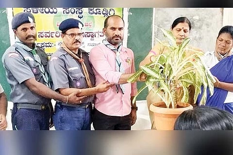 ಕೂಡ್ಲಿಗಿ ಸಪಪೂ ಕಾಲೇಜಿನಲ್ಲಿ ಸ್ಕೌಟ್ ಮತ್ತು ಗೈಡ್ಸ್ ಸಮಾವೇಶಕ್ಕೆ ಸರ್ಕಾರಿ ನೌಕರರ ಸಂಘದ ರಾಜ್ಯ ಪರಿಷತ್ ಸದಸ್ಯ ಆರ್.ಬಿ.ಬಸವರಾಜ ಚಾಲನೆ ನೀಡಿದರು. ಪ್ರಾಚಾರ್ಯೆ ಟಿ.ಕೊತ್ಲಮ್ಮ, ಸ್ಕೌಟ್ ಮತ್ತು ಗೈಡ್ಸ್ ತಾಲೂಕು ಕಾರ್ಯದರ್ಶಿ ಟಿ.ತಿಂದಪ್ಪ,  ಡಿಟಿಸಿ ಗೈಡ್ಸ್ ರೇಣುಕಾ ಇದ್ದರು.