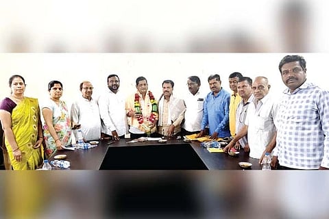 ವಿಜಯವಾಣಿ ಪತ್ರಿಕೆಯ ಪ್ರತಿಷ್ಠಿತ ‘ವಿಜಯರತ್ನ’ ಪ್ರಶಸ್ತಿ ಪುರಸ್ಕೃತರೂ ಆದ ಬಿಡಿಸಿಸಿ ಬ್ಯಾಂಕ್ ಅಧ್ಯಕ್ಷ ಗುಂಡುಮುಣುಗು ಕೆ. ತಿಪ್ಪೇಸ್ವಾಮಿ ಅವರನ್ನು ಕೂಡ್ಲಿಗಿ ಪ್ರವಾಸಿ ಮಂದಿರದಲ್ಲಿ ಶನಿವಾರ ಅಖಿಲ ಭಾರತ ವೀರಶೈವ ಮಹಾಸಭಾದ ವತಿಯಿಂದ ಸನ್ಮಾನಿಸಲಾಯಿತು. ಬ್ಯಾಂಕ್ ಮಾಜಿ ಉಪಾಧ್ಯಕ್ಷ ಎಂ. ಗುರುಸಿದ್ದನ ಗೌಡ, ಅಖಿಲ ಭಾರತ ವೀರಶೈವ ಮಹಾಸಭಾದ ತಾಲೂಕು ಅಧ್ಯಕ್ಷ ಸುನೀಲ್ ಗೌಡ, ಪ್ರಧಾನ ಕಾರ್ಯದರ್ಶಿ ಜಿ.ಎಸ್. ಗಿರೀಶ್, ಕಾರ್ಯದರ್ಶಿ ಮಠಪತಿ ಮಂಜುನಾಥ, ಉಪಾಧ್ಯಕ್ಷ ಸೋಮಶೇಖರ್ ಗೌಡ, ಖಜಾಂಜಿ ಮರುಳಸಿದ್ದಪ್ಪ, ನಿರ್ದೇಶಕರಾದ ಅಂಬಿಕಾ, ಟಿ. ಮಂಜುಳಾ, ಕೆ.ಎಚ್.ಎಂ. ಶೈಲಜಾ ಇದ್ದರು.