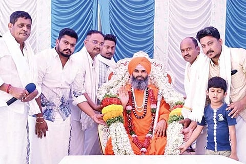 ಕೂಡ್ಲಿಗಿ ತಾಲೂಕು ಗುಂಡುಮುಣುಗು ಗ್ರಾಮದಲ್ಲಿ ಬಿಡಿಸಿಸಿ ಬ್ಯಾಂಕ್ ಅಧ್ಯಕ್ಷ ಕೆ.ತಿಪ್ಪೇಸ್ವಾಮಿ ಅವರ ಮನೆಯಲ್ಲಿ ಕಣ್ವಕುಪ್ಪೆ ಗವಿಮಠದ ಪೀಠಾಧ್ಯಕ್ಷರಾದ ನಾಲ್ವಡಿ ಶಾಂತಲಿಂಗ ಶಿವಾಚಾರ್ಯ ಸ್ವಾಮೀಜಿ ರುದ್ರಾಭಿಷೇಕ, ಇಷ್ಟಲಿಂಗ ಪೂಜೆ ನೆರವೇರಿಸಿದ ನಂತರ ಸನ್ಮಾನಿಸಲಾಯಿತು. ಬಿಡಿಸಿಸಿ ಬ್ಯಾಂಕ್ ಅಧ್ಯಕ್ಷ ಗುಂಡುಮುಣುಗು ಕೆ.ತಿಪ್ಪೇಸ್ವಾಮಿ, ಉಪಾಧ್ಯಕ್ಷ ದಾರುಕೇಶ್, ಉದ್ಯಮಿ ಸುನಿಲ್ ಗುಪ್ತಾ ಇತರರಿದ್ದರು.