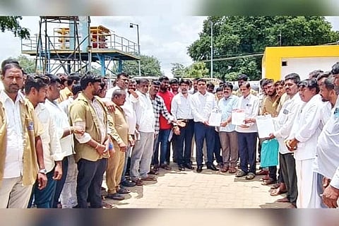 ಕೂಡ್ಲಿಗಿಯಲ್ಲಿ ಸೋಮವಾರ ಗ್ರೇಡ್-2 ತಹಸೀಲ್ದಾರ್ ಎಚ್.ರಾಮಸ್ವಾಮಿ ಹಾಗೂ ಬಂಕ್ ಮಾಲೀಕ ಕೊಟ್ರಯ್ಯ ಅವರಿಗೆ ಫೆಡರೇಷನ್ ಆಫ್ ಕರ್ನಾಟಕ ಆಟೋ ರಿಕ್ಷಾ ಡ್ರೈವರ್ಸ್ ಯೂನಿಯನ್‌ನಿಂದ ಮನವಿ ಸಲ್ಲಿಸಲಾಯಿತು. ತಾಲೂಕು ಅಧ್ಯಕ್ಷ ಮಂಜು ಮಯೂರ, ಕಾರ್ಮಿಕ ಮುಖಂಡ ಸಿ.ವಿರೂಪಾಕ್ಷಪ್ಪ, ನಲ್ಲಮುತ್ತಿ ದುರುಗೇಶ್, ಡಿ.ಚೌಡಪ್ಪ ಸೇರಿದಂತೆ ಇತರರಿದ್ದರು.