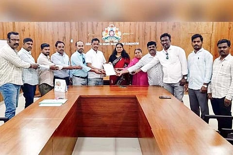 ಕೂಡ್ಲಿಯಲ್ಲಿ ರಾಜ್ಯ ಸರ್ಕಾರಿ ನೌಕರರ ಸಂಘದ ತಾಲೂಕು ಘಟಕದಿಂದ ತಹಸೀಲ್ದಾರ್ ವಿ.ಕೆ.ನೇತ್ರಾವತಿಗೆ ಮನವಿ ಸಲ್ಲಿಸಲಾಯಿತು. ಸರ್ಕಾರಿ ನೌಕರರ ಸಂಘದ ತಾಲೂಕು ಅಧ್ಯಕ್ಷ ಎಸ್.ವೆಂಕಟೇಶ, ರಾಜ್ಯ ಪರಿಷತ್ತ್ ಸದಸ್ಯ ಆರ್.ಬಿ.ಬಸವರಾಜ, ಕಾರ್ಯದರ್ಶಿ ಪಾಂಡುರಂಗ, ಖಜಾಂಚಿ ಮುತ್ತುರಾಜ, ಪ್ರಮುಖರಾದ ನರೇಶ, ಪ್ರಭು ತಳವಾರ, ಟಿ.ನಾಗರಾಜ, ಶಿವಾನಂದ ಸ್ವಾಮಿ, ಮಾಳಪ್ಪ, ಪಿ.ಬಿ.ನಾಗರಾಜ, ಸವಿತಾ ಇದ್ದರು.