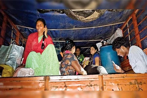 ಲಾರಿಗಳಲ್ಲಿ ಗುಳೆ ಹೊರಟ ಶ್ರೀಕಂಠಾಪುರ ತಾಂಡಾದ ಜನ
