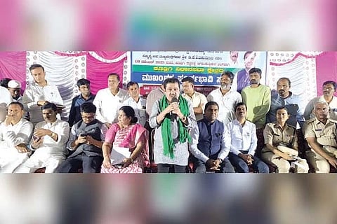 ಕೂಡ್ಲಿಗಿಯಲ್ಲಿ ಕೆರೆಗಳಿಗೆ ನೀರು ತುಂಬಿಸುವ ಯೋಜನೆ ಉದ್ಘಾಟನಾ ಕಾರ್ಯಕ್ರಮದ ಸಿದ್ಧತೆ ಹಿನ್ನೆಲೆ ಹಮ್ಮಿಕೊಂಡಿದ್ದ ಪೂರ್ವಭಾವಿ ಸಭೆಯಲ್ಲಿ ಸಚಿವ ಜಮೀರ್ ಅಹ್ಮದ್ ಖಾನ್  ಮಾತನಾಡಿದರು. ಶಾಸಕ ಡಾ.ಎನ್.ಟಿ.ಶ್ರೀನಿವಾಸ್, ಜಿಲ್ಲಾಧಿಕಾರಿ ಕವಿತಾ ಎಸ್. ಮನ್ನಿಕೇರಿ, ಎಸ್.ಪಿ. ಎಸ್. ಜಾಹ್ನವಿ, ಜಿಪಂ ಸಿಇಒ ನೋಂಗ್ಜಾಯ್ ಮೊಹಮದ್ ಅಲಿ ಅಕ್ರಮ್ ಷಾ, ಹೆಚ್ಚುವರಿ ಪೊಲೀಸ್ ವರಿಷ್ಠಾಧಿಕಾರಿ ಮಂಜುನಾಥ ಇತರರಿದ್ದರು.