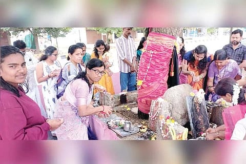 ನಾಗಚೌತಿ ಅಂಗವಾಗಿ ಭಾನುವಾರ ಪಟ್ಟಣದ ಬಸವಲಿಂಗೇಶ್ವರ ದೇವಸ್ಥಾನದ ಬಳಿಯ ನಾಗರಕಲ್ಲಿಗೆ ಭಕ್ತರು ಪೂಜೆ ಸಲ್ಲಿಸಿ ಹಾಲು ಎರೆದರು.