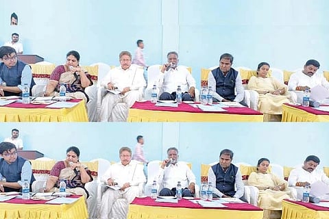 ಕೂಡ್ಲಿಗಿ ಶ್ರೀಮತಿ ಅಂಗಡಿ ವೀರಮ್ಮ, ತಿರುಕಪ್ಪ ಸರ್ಕಾರಿ ಪ್ರಥಮ ದರ್ಜೆ ಕಾಲೇಜಿನಲ್ಲಿ ಪ್ರಜಾಸೇವೆ ಆಂದೋಲನ ಪೂರ್ವಭಾವಿ ಸಭೆ ನಡೆಯಿತು. ಶಾಸಕರಾದ ಡಾ.ಎನ್.ಟಿ.ಶ್ರೀನಿವಾಸ್, ಎಚ್.ಆರ್.ಗವಿಯಪ್ಪ, ಲತಾ ಮಲ್ಲಿಕಾರ್ಜುನ, ಜಿಲ್ಲಾ ಗ್ಯಾರಂಟಿ ಅನುಷ್ಠಾನ ಸಮಿತಿ ಅಧ್ಯಕ್ಷ ಕುರಿ ಶಿವಮೂರ್ತಿ, ಡಿಸಿ ಕವಿತಾ ಎಸ್. ಮನ್ನಿಕೇರಿ, ಸಿಇಒ ನೊಂಗ್ಜಾಯ್ ಅಕ್ರಂ ಅಲಿಷಾ ಇದ್ದರು.