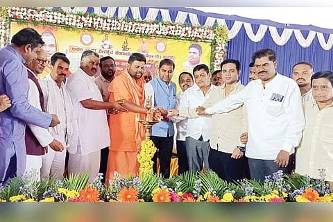 ಕೂಡ್ಲಿಗಿ ತಾಲೂಕಿನ ಕಾನಮಡಗು ಗ್ರಾಮದಲ್ಲಿ ಹಮ್ಮಿಕೊಂಡಿದ್ದ ಪ್ರತಿಭಾ ಪುರಸ್ಕಾರ ಹಾಗೂ ನಿವೃತ್ತ ನೌಕರರಿಗೆ ಸನ್ಮಾನ ಕಾರ್ಯಕ್ರಮವನ್ನು ಶಾಸಕ ಡಾ.ಎನ್.ಟಿ.ಶ್ರೀನಿವಾಸ್ ಉದ್ಘಾಟಿಸಿದರು. ಹಿರೇಮಠದ ಪೀಠಾಧಿಪತಿ ಪ್ರಶಾಂತ ಸಾಗರ ಸ್ವಾಮೀಜಿ, ಕಾನಮಡಗು ದಾಸೋಹ ಮಠದ ಧರ್ಮಾಧಿಕಾರಿ ಐಮಡಿ ಶಾರಣಾರ್ಯರು, ಲಿಂಗಾಯತ ಮಹಾಸಭಾದ ತಾಲೂಕು ಗೌರವಾಧ್ಯಕ್ಷ ಹಾಗೂ ಬಿಡಿಸಿಸಿ ಬ್ಯಾಂಕ್ ಅಧ್ಯಕ್ಷ ಗುಂಡುಮುಣುಗು ಕೆ.ತಿಪ್ಪೇಸ್ವಾಮಿ, ಜಿಲ್ಲಾ ಉಪಾಧ್ಯಕ್ಷ ಎಂ.ಗುರುಸಿದ್ದನಗೌಡ, ರಾಜ್ಯ ಯುವ ಘಟಕದ ಸದಸ್ಯ ಗುಳಿಗಿ ವೀರೇಂದ್ರ, ಪ್ರಧಾನ ಕಾರ್ಯದರ್ಶಿ ಜಿ.ಎಸ್.ಗಿರೀಶ, ಖಜಾಂಚಿ ಮರುಳಸಿದ್ದಪ್ಪ ಇದ್ದರು.