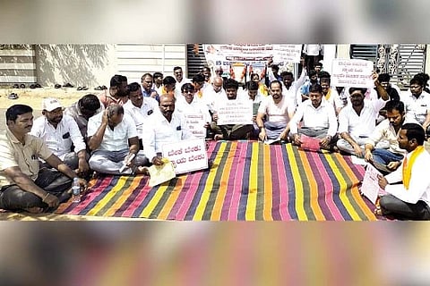 ಕೂಡ್ಲಿಗಿಯಲ್ಲಿ ಶಾಸಕ ಡಾ. ಎನ್.ಟಿ. ಶ್ರೀನಿವಾಸ ಅವರ ಜನ ಸಂಪರ್ಕ ಕಚೇರಿ ಮುಂದೆ ವಾಲ್ಮೀಕಿ ಸಮುದಾಯದ ಸದಸ್ಯರು ಭಾನುವಾರ ಪ್ರತಿಭಟನೆ ನಡೆಸಿದರು. ಪ್ರಮುಖರಾದ ಮಾರೆಪ್ಪ ನಾಯಕ ಮಗದಂಪೂರ, ಕಾವಲಿ ಶಿವಪ್ಪ ನಾಯಕ, ಶ್ರವಣಕುಮಾರ ಡಿ. ನಾಯಕ ಇತರರಿದ್ದರು.
