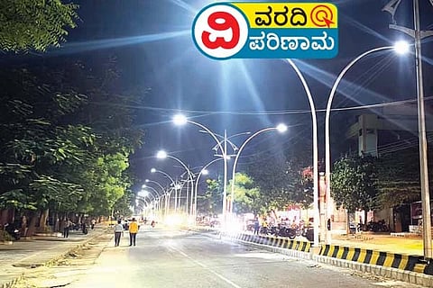 ಕೂಡ್ಲಿಗಿ ಮಹಾತ್ಮ ಗಾಂಧಿ ರಸ್ತೆಯಲ್ಲಿ ಬೀದಿ ದೀಪ ಅಳವಡಿಕೆ ಮಾಡಿರುವುದರಿಂದ ಬೆಳಕಿರುವುದು. 