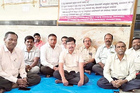 ಕೂಡ್ಲಿಗಿಯಲ್ಲಿ ಉಪ ನೋಂದಣಿ ಇಲಾಖೆ ಕಚೇರಿ ಮುಂದೆ ಪತ್ರ ಬರಹಗಾರರ ಒಕ್ಕೂಟದ ಪದಾಧಿಕಾರಿಗಳು ಪ್ರತಿಭಟನೆ ನಡೆಸಿದರು. ತಾಲೂಕು ಅಧ್ಯಕ್ಷ ಕಿರಣ್ ದೇವರ, ಗೌರವಾಧ್ಯಕ್ಷ ಕೆ.ಪಿ.ಭದ್ರಶೆಟ್ಟಿ, ಉಪಾಧ್ಯಕ್ಷ ವಿ.ಪಂಚಾಕ್ಷರಿ, ಕಾರ್ಯದರ್ಶಿ ಜಿ.ಜಗದೀಶ್ ಗೌಡ, ಖಜಾಂಚಿ ವೈ.ಪಿ.ದೀಪಕ್ ರಾಜು ಇದ್ದರು.