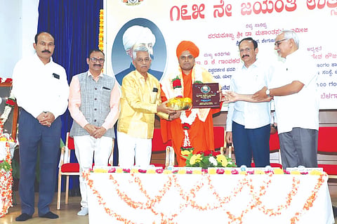 ಬೆಳಗಾವಿಯ ಲಿಂಗರಾಜ ಕಾಲೇಜಿನಲ್ಲಿ ಹಮ್ಮಿಕೊಂಡಿದ್ದ ಲಿಂಗರಾಜರ ಜಯಂತಿಯಲ್ಲಿ ಶೇಗುಣಸಿ ವಿರಕ್ತಮಠದ ಮಹಾಂತಪ್ರಭು ಸ್ವಾಮೀಜಿ ಅವರನ್ನು ಸನ್ಮಾನಿಸಲಾಯಿತು. ಮಹಾಂತೇಶ ಕೌಜಲಗಿ, ಡಾ.ಡಿ.ಕೆ.ಗಾಂವಕರ, ಡಾ.ಎಚ್​.ಎಸ್​.ಮೇಲಿನಮನಿ, ಬಸವರಾಜ ತಟವಟಿ ಇತರರಿದ್ದರು.