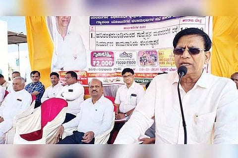 ಕುಕನೂರು ತಾಲೂಕಿನ ಹರಿಶಂಕರ ಬಂಡಿ ಗ್ರಾಮದಲ್ಲಿ ಹಮ್ಮಿಕೊಂಡಿದ್ದ ರಸ್ತೆ ಕಾಮಗಾರಿ ಶಂಕುಸ್ಥಾಪನೆ ಕಾರ್ಯಕ್ರಮದಲ್ಲಿ ಸಿಎಂ ಆರ್ಥಿಕ ಸಲಹೆಗಾರ ಬಸವರಾಜ ರಾಯರಡ್ಡಿ ಮಾತನಾಡಿದರು. ತಹಸೀಲ್ದಾರ್ ಬಸವರಾಜ ಬೆಣ್ಣೆಶಿರೂರು, ತಾಪಂ ಇಒ ಸಂತೋಷ ಬಿರಾದಾರ ಪಾಟೀಲ್, ಸಿಡಿಪಿಒ ಬೆಟದೇಶ ಮಾಳೆಕೊಪ್ಪ, ಪಂಚಾಯತ್ ರಾಜ್ ಇಲಾಖೆ ಎಇಇ ರಾಜಶೇಖರ ಮಳಿಮಠ ಇದ್ದರು.