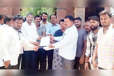 ಕುಕನೂರು ಪಪಂ ಕಚೇರಿ ನೌಕರ ರಮೇಶ ಅಕ್ಕಿ ಅವರಿಗೆ ತೆರವುಗೊಂಡ ಅಂಗಡಿಕಾರರು ಮನವಿ ಸಲ್ಲಿಸಿದರು. ಪ್ರಮುಖರಾದ ಪ್ರವೀಣದಾಸ, ಜೆ.ಕೆ.ಟೈಲರ್, ರಾಜಾಸಾಬ್, ಬಸವರೆಡ್ಡಿ, ಪವಿತ್ರಾ, ಪ್ರವೀಣ, ಸಿಕಂದರ್. ನವೀನ, ಸಂಗಯ್ಯ ದ್ಯಾಂಪೂರು, ಹುಸೇನಸಾಬ್, ಮಹೆಬೂಬಸಾಬ್ ಗುಡಿಹಿಂದಲ್, ಸುಭಾಷ ಸದರಿ, ವಿರಾಜ ಇತರರಿದ್ದರು.