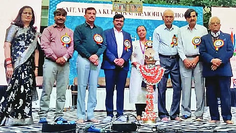 annual day ಹುಬ್ಬಳ್ಳಿಯ ಭವಾನಿನಗರ ವಿಮಲಾ ಕುಲಕರ್ಣಿ ಮೆಮೊರಿಯಲ್​ ಶಾಲೆಯಲ್ಲಿ ಏರ್ಪಡಿಸಿದ್ದ ವಾರ್ಷಿಕೋತ್ಸವ ಸಂಸ್ಕೃತಿ ಹಬ್ಬದಲ್ಲಿ ಈರಣ್ಣ ನಾಗರಾಳ, ಕನಕವೀಡು ಸೇತುಮಾಧವರಾವ್​, ಕನಕಗಿರಿ ರಘೋತ್ತಮರಾವ್​, ಶ್ರೀರಂಗ ಹನುಮಸಾಗರ, ಕಿರಣ ಅಡವಿ, ಸುಕನ್ಯಾ ಇತರರು ಇದ್ದರು.