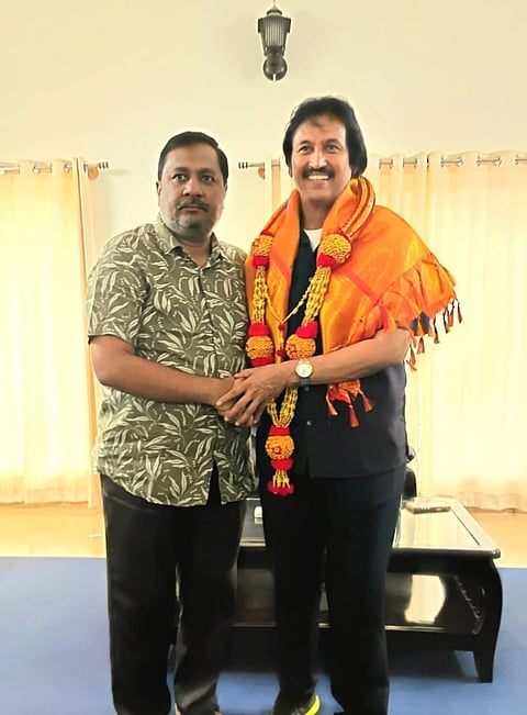 ಮಂಡ್ಯ ನಗರದಕ್ಕೆ ಭೇಟಿ ನೀಡಿದ ಕರ್ನಾಟಕ ಬ್ಯಾಡ್ಮಿಂಟನ್ ಅಸೋಸಿಯೇಷನ್ ಅಧ್ಯಕ್ಷ ಕುಮಾರ್ ಬಂಗಾರಪ್ಪ ಅವರನ್ನು ಪಿಇಟಿ ಕೆ.ಎಸ್.ವಿಜಯಾನಂದ ಅಭಿನಂದಿಸಿದರು.