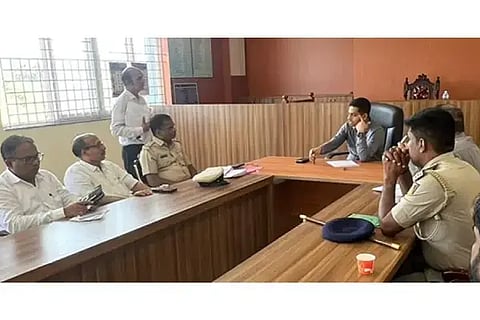 ರಸ್ತೆ ಸುರಕ್ಷತೆ (Helmet) ಹಾಗೂ ವಾಹನ ಸಂಚಾರ ನಿಯಮ ಪಾಲನೆ ಸಂಬಂಧಿಸಿದಂತೆ ಎಸಿ ಕಚೇರಿಯಲ್ಲಿ ಎಸಿ ಪಿ. ಶ್ರವಣಕುಮಾರ ಅಧ್ಯಕ್ಷತೆಯಲ್ಲಿ ಸಭೆ ನಡೆಯಿತು. ತಹಸೀಲ್ದಾರ್ ಶ್ರೀಕೃಷ್ಣ ಕಾಮಕರ, ಬಿಇಒ ಉದಯ ನಾಯ್ಕ, ಪ್ರಾಚಾರ್ಯ ಎನ್.ಡಿ. ನಾಯ್ಕ, ಆರೋಗ್ಯಾಧಿಕಾರಿ ಡಾ. ಆಜ್ಞಾ ನಾಯಕ, ಎಇಇ ರಾಘವೇಂದ್ರ ಇತರರಿದ್ದರು.  