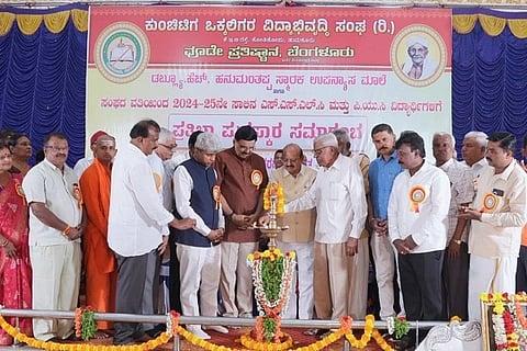 ತುಮಕೂರಿನಲ್ಲಿ ಕುಂಚಿಟಿಗ ಒಕ್ಕಲಿಗರ ವಿದ್ಯಾಭಿವೃದ್ಧಿ ಸಂಘ ಹಾಗು ವೂಡೇ ಪ್ರತಿಷ್ಠಾನದ  ವತಿಯಿಂದ ಆಯೋಜಿಸಿದ್ದ ಪ್ರತಿಭಾ ಪುರಸ್ಕಾರ ಸಮಾರಂಭವನ್ನು ಟಿ.ಬಿ.ಜಯಚಂದ್ರ ಉದ್ಘಾಟಿಸಿದರು. ಪ್ರೊ.ಕೃಷ್ಣೇಗೌಡ, ವಿಜಯಲಕ್ಷಿ$್ಮ,  ಡಬ್ಲ್ಯೂ.ಪಿ. ಶಿವಕುಮಾರ್​, ಶೇಷಾಚಲ ಅವಧೂತ ಸ್ವಾಮೀಜಿ ಮತ್ತಿತರರು ಇದ್ದರು.