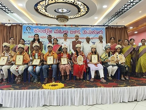 ತುಮಕೂರಿನಲ್ಲಿ ಕುಂಚಶ್ರೀ ಮಹಿಳಾ ಬಳಗದ ವತಿಯಿಂದ ಎಸ್ಸೆಸ್ಸೆಲ್ಸಿ, ದ್ವೀತಿಯ ಪಿಯುಸಿ ಪತ್ರಿಭಾನ್ವಿತ ವಿದ್ಯಾರ್ಥಿಗಳನ್ನು ಜಿ.ಬಿ.ಜ್ಯೋತಿಗಣೇಶ್​ ಅಭಿನಂದಿಸಿದರು. ಮುರಳೀಧರಹಾಲಪ್ಪ, ಲಲಿತಾಮಲ್ಲಪ್ಪ, ಮಂಜುಶ್ರೀ, ನೇತಾಜಿಶ್ರೀಧರ್​, ಪಿ.ರಾಜಶೇಖರ್​ ಮತ್ತಿತರರು ಇದ್ದರು. 