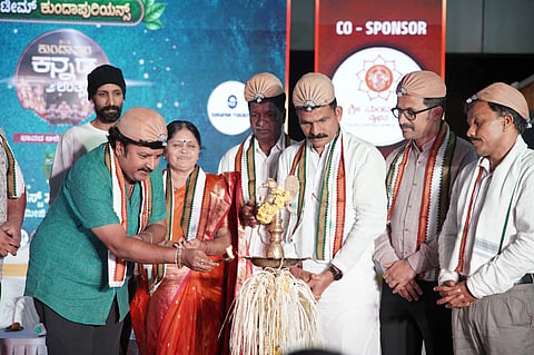 ವಿಜಯನಗರ ಆಟದ ಮೈದಾನದಲ್ಲಿ ಟೀಮ್ ಕುಂದಾಪುರಿಯನ್ಸ್ ಆಯೋಜಿಸಿದ್ದ ಕುಂದಾಪ್ರ ಕನ್ನಡ ಉತ್ಸವವನ್ನು ಕವಿ ನಾಗೇಂದ್ರ ಪ್ರಸಾದ್ ಉದ್ಘಾಟಿಸಿದರು. ಲಕ್ಷ್ಮಿ ಜಿ ಪ್ರಸಾದ್, ವಸಂತ್ ಶೆಟ್ಟಿ ಮತ್ತಿತರರು ಉಪಸ್ಥಿತರಿದ್ದರು. 