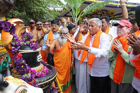 ಕುಣಿಗಲ್​ ತಾಲೂಕಿನ ಶ್ರೀ ಅಡವಿಸ್ವಾಮಿ ಮಠದಲ್ಲಿ ಹಮ್ಮಿಕೊಂಡಿದ್ದ ತಾಲೂಕು ಮಟ್ಟದ ಬಸವಜಯಂತಿ ಕಾರ್ಯಕ್ರಮದಲ್ಲಿ ಕೇಂದ್ರ ಸಚಿವ ವಿ.ಸೋಮಣ್ಣ ಭಾಗವಹಿಸಿದ್ದರು. 