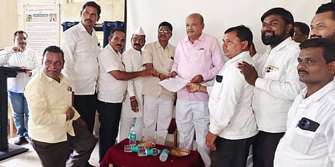 ಕುರಿ, ಮೇಕೆ ಘಟಕಗಳ ಫಲಾನುಭವಿಗಳ ಆಯ್ಕೆಗೆ ಶಾಸಕರ ಅಧ್ಯಕ್ಷತೆಯಲ್ಲಿ ರಚಿಸಿರುವ ಸಮಿತಿಯನ್ನು ರದ್ದುಪಡಿಸಬೇಕು ಎಂದು ಒತ್ತಾಯಿಸಿ ಜಿಲ್ಲೆಯ ಕುರಿ ಮತ್ತು ಉಣ್ಣೆ ಅಭಿವೃದ್ಧಿ ಸಹಕಾರ ಸಂಘಗಳ ಅಧ್ಯಕ್ಷರು ಹಾಗೂ ಕಾರ್ಯಕರ್ತರು ಬೀದರ್‍ನಲ್ಲಿ ರಾಜ್ಯ ಗ್ಯಾರಂಟಿ ಅನುಷ್ಠಾನ ಪ್ರಾಧಿಕಾರದ ಅಧ್ಯಕ್ಷ ಎಚ್.ಎಂ. ರೇವಣ್ಣ ಅವರಿಗೆ ಮನವಿ ಪತ್ರ ಸಲ್ಲಿಸಿದರು