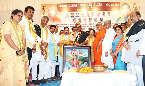 MP felicitation ಹುಬ್ಬಳ್ಳಿಯಲ್ಲಿ ಭಾನುವಾರ ಏರ್ಪಡಿಸಿದ್ದ ಸಮಾರಂಭದಲ್ಲಿ ಕುರುಬ ಸಮಾಜ ಅಭಿವೃದ್ಧಿ ವೇದಿಕೆಯಿಂದ ಡಾ. ಮಾ. ನಾಗರಾಜ ಅವರನ್ನು ಅಭಿನಂದಿಸಲಾಯಿತು. ಶ್ರೀ ನಿರಂಜನಾನಂದಪುರಿ ಸ್ವಾಮೀಜಿ, ಕೇಂದ್ರ ಸಚಿವ ಪ್ರಲ್ಹಾದ ಜೋಶಿ, ಕೆ. ವಿರುಪಾಕ್ಷಪ್ಪ, ಅರವಿಂದ ಬೆಲ್ಲದ, ಎಂ.ಆರ್​. ಪಾಟೀಲ, ಭೈರತಿ ಬಸವರಾಜ ಇತರರು ಇದ್ದರು.