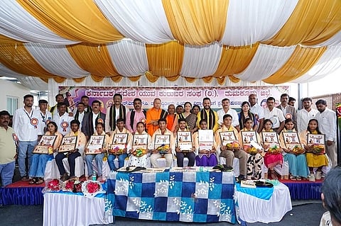 ತುಮಕೂರಿನಲ್ಲಿ ಕರ್ನಾಟಕ ಪ್ರದೇಶ ಯುವ ಕುರುಬರ ಸಂಘದ ನೇತೃತ್ವದಲ್ಲಿ ಸೋಮವಾರ ಆಯೋಜಿಸಿದ್ದ ಎಸ್ಸೆಸ್ಸೆಲ್ಸಿ ಹಾಗೂ ದ್ವೀತಿಯ ಪಿಯುಸಿ ಪ್ರತಿಭಾನ್ವಿತ ವಿದ್ಯಾರ್ಥಿಗಳನ್ನು ಅಭಿನಂದಿಸಲಾಯಿತು. ಶ್ರೀ ಡಾ. ಬಸವರಾಜ ದೇವರು ಸ್ವಾಮೀಜಿ, ಶ್ರೀ ಬಿಂದುಶೇಖರ ಒಡೆಯರ್​, ಡಾ. ನಾಗಲಕ್ಷ್ಮಿ ಚೌಧರಿ, ಎ. ಮಹಾಲಿಂಗಯ್ಯ, ಬಿ.ಎಂ.ಪಾಟೀಲ್​ , ಡಾ. ಎಸ್​. ಸಿದ್ದರಾಮಣ್ಣ,  ಡಿ.ಕೆ. ಸುಬ್ರಹ್ಮಣ್ಯ ಮತ್ತಿತರರು ಇದ್ದರು. 