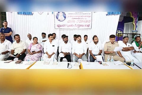 ಕುರುಗೋಡಿನ ದೊಡ್ಡಬಸವೇಶ್ವರ ದೇವಸ್ಥಾನದಲ್ಲಿ ರಥೋತ್ಸವಕ್ಕೆ ಸಂಬಂಧಿಸಿದಂತೆ ಪೂರ್ವಭಾವಿ ಸಭೆ ನಡೆಯಿತು. ಶಾಸಕ ಜೆ.ಎನ್. ಗಣೇಶ್, ತಹಸೀಲ್ದಾರ್ ನರಸಪ್ಪ, ಪುರಸಭೆ ಅಧ್ಯಕ್ಷ ಟಿ.ಶೇಕಣ್ಣ, ದೇವಸ್ಥಾನದ ಆಡಳಿತ ಮಂಡಳಿ ಅಧ್ಯಕ್ಷ ಚಾನಾಳು ಆನಂದ, ಸಿಪಿಐ, ಬಾಳನಗೌಡ ಎಸ್.ಮಾನಶೆಟ್ಟಿ, ಪಿಎಸ್‌ಐ ಸುಪ್ರಿತ್ ವಿರೂಪಾಕ್ಷಪ್ಪ, ಪುರಸಭೆ ಮುಖ್ಯಾಧಿಕಾರಿ ದತ್ತಾತ್ರೇಯ ಹೆಗಡೆ, ದೇವಸ್ಥಾನದ ಕಾರ್ಯನಿರ್ವಾಹಕ ಅಧಿಕಾರಿ ಹನುಮಂತಪ್ಪ ಇದ್ದರು.