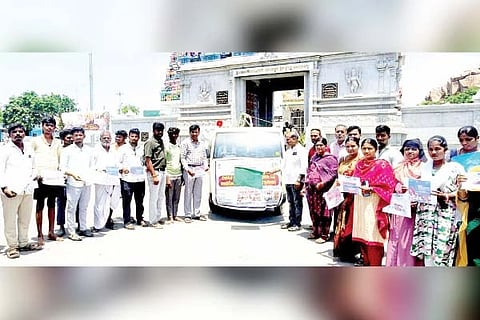 ಬಾದನಹಟ್ಟಿ ಗ್ರಾಮದಲ್ಲಿ ಹಮ್ಮಿಕೊಂಡಿದ್ದ ವಿಬಿ ಜಿ ರಾಮ್ ಜಿ ಯೋಜನೆ ಜಾಗೃತಿ ಜಾಥಾಕ್ಕೆ ತಾಪಂ ಪ್ರಭಾರ ಇಒ ರೇಣುಕಾಚಾರ್ಯ ಸ್ವಾಮಿ ಚಾಲನೆ ನಿಡಿದರು. ತಾಪಂ ಎಡಿ ಶಿವರಾಮ ರೆಡ್ಡಿ, ಪಿಡಿಒ ಅನಿಲ್ ಕುಮಾರ್, ಚಂದ್ರಶೇಖರ ಇತರರಿದ್ದರು.