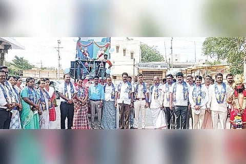 ಕುರುಗೋಡಿನಲ್ಲಿ ಅಂಬೇಡ್ಕರ್ ಹಾಗೂ ಬಾಬೂಜಿ ಭಾವಚಿತ್ರದ ಮೆರವಣಿಗೆ ಸಂದರ್ಭ ಪುರಸಭೆ ಅಧ್ಯಕ್ಷ ಟಿ. ಶೇಖಣ್ಣ, ತಹಸೀಲ್ದಾರ್ ನರಸಪ್ಪ, ಗ್ರೇಡ್ 2 ತಹಸೀಲ್ದಾರ್ ಮಲ್ಲೇಶಪ್ಪ, ಪ್ರಮುಖರಾದ ಶಿವಶಂಕರ, ಸಿದ್ದಪ್ಪ ಇತರರಿದ್ದರು.