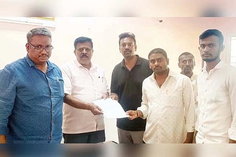 ಸಿರಿಗೇರಿ-ಕ್ಯಾದಿಗೆಹಾಳು ಗ್ರಾಮಸ್ಥರು ಸಾರಿಗೆ ಘಟಕದ ಕಂಟ್ರೋಲರ್ ತಿಮ್ಮಪ್ಪ ಯಾದವ್‌ಗೆ ಮನವಿ ಸಲ್ಲಿಸಿದರು. ಪ್ರಮುಖರಾದ ವಕೀಲ ರಾಮ್ ಬಾಬು, ಕ್ಯಾದಿಗೆಹಾಳು ಶಂಭು, ರಾಘವೇಂದ್ರ, ಕೆ.ಮಲ್ಲಪ್ಪ  ಇತರರಿದ್ದರು.
