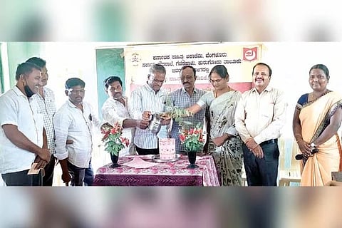 ಗೆಣಿಕೆಹಾಳು ಸರ್ಕಾರಿ ಪೌಢಶಾಲೆಯಲ್ಲಿ ಕರ್ನಾಟಕ ಸಾಹಿತ್ಯ ಅಕಾಡೆಮಿ, ಜಿಲ್ಲಾ ಚಕೋರ ಸಾಹಿತ್ಯ ವಿಚಾರ ವೇದಿಕೆಯಿಂದ ಆಯೋಜಿಸಿದ್ದ ಬಳ್ಳಾರಿ ಜಿಲ್ಲೆಯ ಜನಪದ ಕಲೆ ಉಪನ್ಯಾಸ ಕಾರ್ಯಕ್ರಮವನ್ನು ಸಾಹಿತ್ಯ ಅಕಾಡೆಮಿ ಸದಸ್ಯ ಡಾ.ಸಿ.ಬಿ.ಚಿಲ್ಕರಾಗಿ ಉದ್ಘಾಟಿಸಿದರು. ಪ್ರಾಧ್ಯಾಪಕಿ ರೇಣುಕಾ ಪೂಜಾರ್, ಚಕೋರ ಸಾಹಿತ್ಯ ವಿಚಾರ ವೇದಿಕೆಯ ಜಿಲ್ಲಾ ಸಂಚಾಲಕ ಡಾ. ತಿಪ್ಪೇರುದ್ರ ಸಂಡೂರು, ಮುಖ್ಯಶಿಕ್ಷಕ ಚಾಂದ್ ಬಾಷಾ ಇತರರಿದ್ದರು.