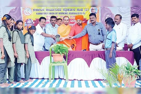 ಎಚ್. ವೀರಾಪುರದಲ್ಲಿ ಆಯೋಜಿಸಿದ್ದ ಪತ್ರಿಕಾ ದಿನ, ಪ್ರತಿಭಾ ಪುರಸ್ಕಾರ ಹಾಗೂ ವಿವಿಧ ಕ್ಷೇತ್ರದ ಸಾಧಕರಿಗೆ ಸನ್ಮಾನ ಸಮಾರಂಭವನ್ನು ಪುರತಗೇರಿ ಕೈಲಾಸ ಲಿಂಗ ಶಿವಾಚಾರ್ಯರು ಉದ್ಘಾಟಿಸಿದರು. ಜ್ಞಾನಜ್ಯೋತಿ ಶಿವಲಿಂಗ ಮಂದಿರದ ಜಡೇಶ ತಾತ, ಕನಿಪ ಸಂಘದ ಜಿಲ್ಲಾ ಕಾರ್ಯದರ್ಶಿ ದ್ಯಾಮನಗೌಡ, ಕಾರ್ಯಕಾರಿಣಿ ಸಮಿತಿ ಸದಸ್ಯರಾದ ಜಿ. ಚಂದ್ರಶೇಖರ ಗೌಡ, ಉಪ್ಪರ ರಮೇಶ, ತಾಲೂಕು ಅಧ್ಯಕ್ಷ ಬಸಯ್ಯಸ್ವಾಮಿ, ಪ್ರಮುಖರಾದ ಬಿ. ಸದಾಶಿವಪ್ಪ ಧಣಿ, ಎಚ್.ಎಂ. ಮಂಜುನಾಥ ಸ್ವಾಮಿ ಇತರರಿದ್ದರು.