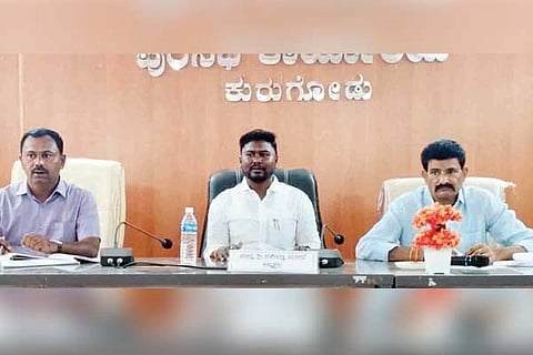 ಕುರುಗೊಡು ಪುರಸಭೆಯಲ್ಲಿ ಸೋಮವಾರ ಅಧ್ಯಕ್ಷ ಟಿ. ಶೇಖಣ್ಣ ಆಯ-ವ್ಯಯ ಮಂಡಿಸಿದರು. ಉಪಾಧ್ಯಕ್ಷ ಚನ್ನಪಟ್ಟಣ ಮಲ್ಲಿಕಾರ್ಜುನ, ಮುಖ್ಯಾಧಿಕಾರಿ ದತ್ತಾತ್ರೆಯ ಹೆಗಡೆ ಇದ್ದರು.