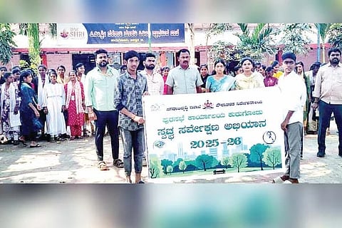 ಕುರುಗೋಡಿನಲ್ಲಿ ಪುರಸಭೆಯಿಂದ ಸ್ವಚ್ಛ ಸರ್ವೇಕ್ಷಣಾ ಅಭಿಯಾನ ಜಾಗೃತಿ ಜಾಥಾ ನಡೆಸಲಾಯಿತು. ಪುರಸಭೆ ಮುಖ್ಯಾಧಿಕಾರಿ ದತ್ತಾತ್ರೇಯ ಹೆಗಡೆ, ಮುಖ್ಯಶಿಕ್ಷಕಿ ಲಕ್ಷ್ಮೀ, ಪುರಸಭೆ ಆರೋಗ್ಯ ನಿರೀಕ್ಷಕ ಆದಿಕೇಶವ, ಕಂದಾಯ ಅಧಿಕಾರಿ ನಾಗರಾಜ ಇತರರಿದ್ದರು.