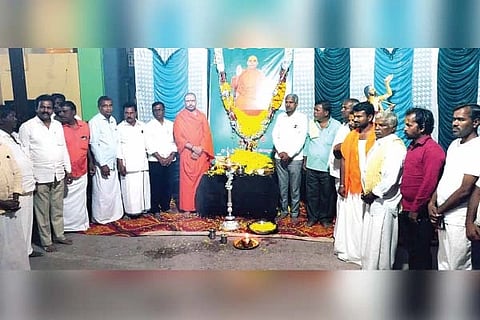 ಕುರುಗೋಡಿನ ಕಲ್ಲುಗುಡೇಶ್ವರ ಆಲಯದಲ್ಲಿ ಕಾಗಿನೆಲೆ ಪೀಠದ ತಿಂಥಿಣಿ ಬ್ರಿಡ್ಜ್ ಶಾಖಾ ಮಠದ ಸಿದ್ಧರಾಮಾನಂದ ಸ್ವಾಮೀಜಿ ಅವರಿಗೆ ನುಡಿನಮನ ಸಲ್ಲಿಸಲಾಯಿತು. ಗೋವರ್ಧನ ಸ್ವಾಮೀಜಿ, ಕಾಂಗ್ರೆಸ್ ಒಬಿಸಿ ಘಟಕದ ಜಿಲ್ಲಾಧ್ಯಕ್ಷ ಕೆ ಮಲ್ಲಿಕಾರ್ಜುನ, ಸಾಮಾಜಿಕ ಕಾರ್ಯಕರ್ತ ಕಾಮೇಶ್, ತಹಸೀಲ್ದಾರ್ ನರಸಪ್ಪ ಇತರರಿದ್ದರು.