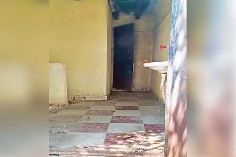 ಸೋಮಲಾಪುರ ಸರ್ಕಾರಿ ಶಾಲೆಯ ಶೌಚಗೃಹ ನಿರ್ವಹಣೆ ಇಲ್ಲದೆ ನಿರುಪಯುಕ್ತವಾಗಿರುವುದು.