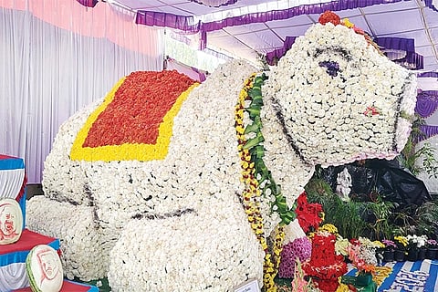 ಕುರುಗೋಡು ಉತ್ಸವದಲ್ಲಿ ತೋಟಗಾರಿಕೆ ಇಲಾಖೆಯಿಂದ ಆಯೋಜಿಸಿದ್ದ ಫಲ-ಪುಷ್ಪ ಪ್ರರ್ದನದಲ್ಲಿ ಹೂವುಗಳಿಂದ ದೊಡ್ದಬಸವೇಶ್ವರ ಮೂರ್ತಿ ನಿರ್ಮಿಸಿರುವುದು.