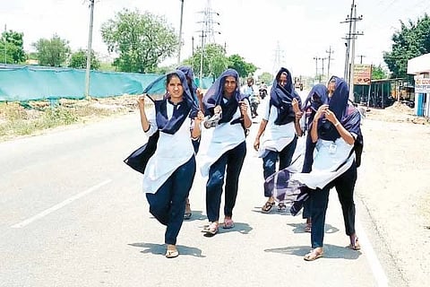 ಕುರುಗೋಡು ಸರ್ಕಾರಿ ಪ್ರಥಮ ದರ್ಜೆ ಕಾಲೇಜಿನ ವಿದ್ಯಾರ್ಥಿಗಳು ಬಿಸಿಲಿನಲ್ಲಿ ನಡೆದು ಹೋಗುತ್ತಿರುವುದು.