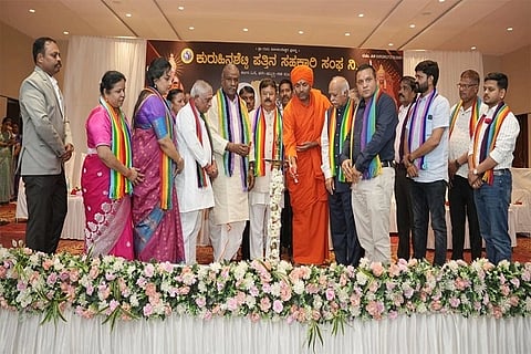kuruhinashetty samaja ಹುಬ್ಬಳ್ಳಿಯಲ್ಲಿ ಇತ್ತೀಚೆಗೆ ಏರ್ಪಡಿಸಿದ್ದ ಕುರುಹಿನ ಶೆಟ್ಟಿ ಪತ್ತಿನ ಸಹಕಾರಿ ಸಂಘದ ರಜತ ಮಹೋತ್ಸವ ಸಮಾರಂಭ ಹಾಗೂ 25ನೇ ವಾರ್ಷಿಕ ಸರ್ವ ಸದಸ್ಯರ ಸಭೆಯನ್ನು ಶ್ರೀ ಶಿವಶಂಕರ ಶಿವಾಚಾರ್ಯ ಸ್ವಾಮೀಜಿ ಉದ್ಘಾಟಿಸಿದರು.
